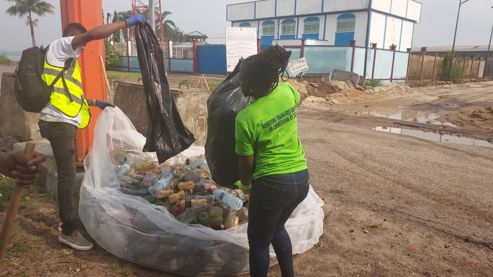 200 kg de déchets retirés de la plage du Cameroun : une mobilisation citoyenne exemplaire