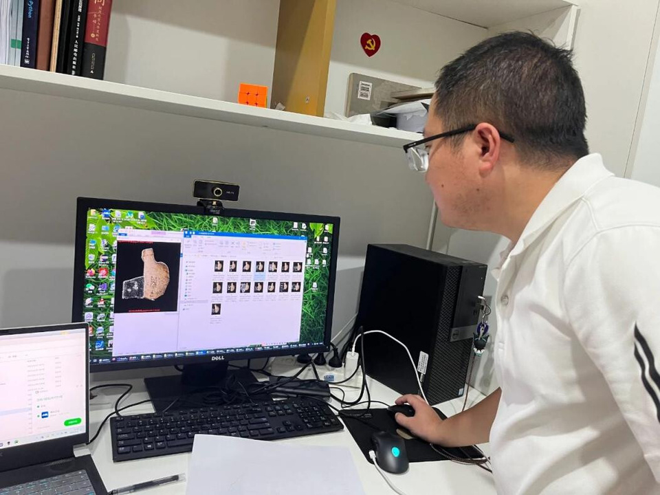 A researcher shows how oracle bone inscriptions are pieced together with the help of AI technology.(Photos from the Key Laboratory of China's Ministry of Education for Oracle Information Processing at Anyang Normal University.)