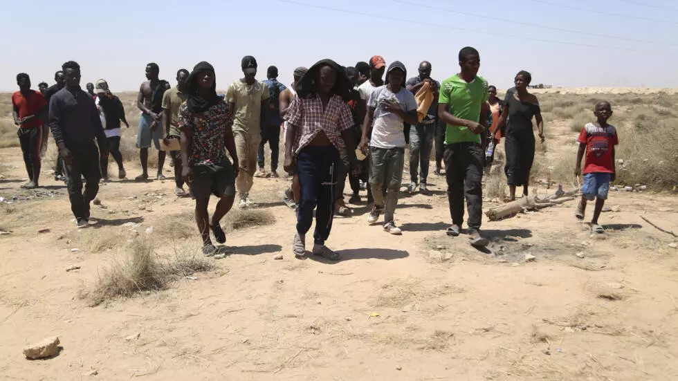 Des migrants originaires d'Afrique subsaharienne à la frontière tuniso-libyenne, en août 2023. © Yousef Murad / AP