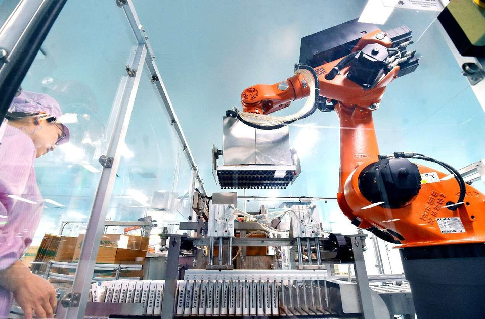 A robotic arm packs traditional Chinese medicine injections in a workshop of a pharmaceutical company in Shijiazhuang, north China's Hebei province. (Photo by Zhang Xiaofeng/People's Daily Online)