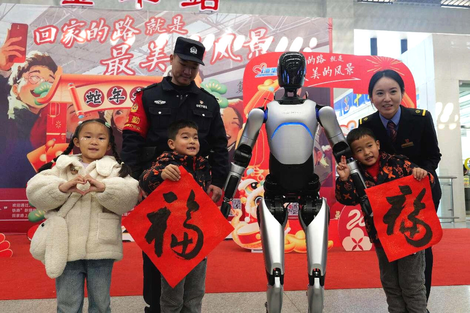 A smart robot poses for a picture in a waiting hall of the Jinhua Railway Station in east China's Zhejiang province, Jan. 14, 2025. (Photo by Pan Qiuya/People's Daily Online)