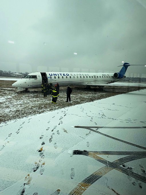 USA - Sursaut à l'aéroport de Saint-Louis : Un CRJ550 de United Express sort de piste