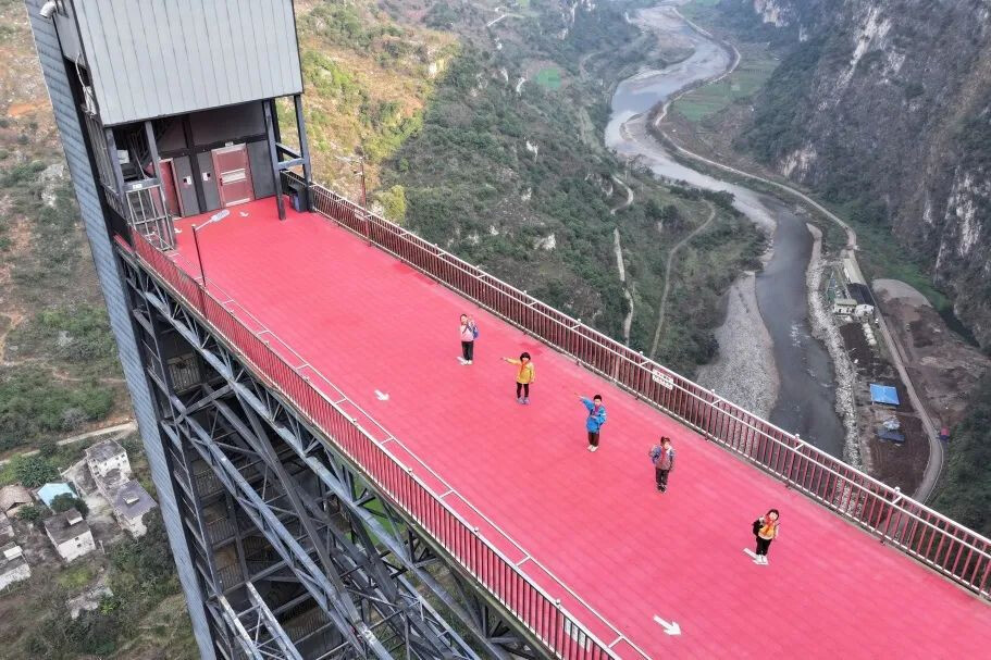 Children from Nizhu River village arrive at the cable station. (Photo by Jia Liyao)