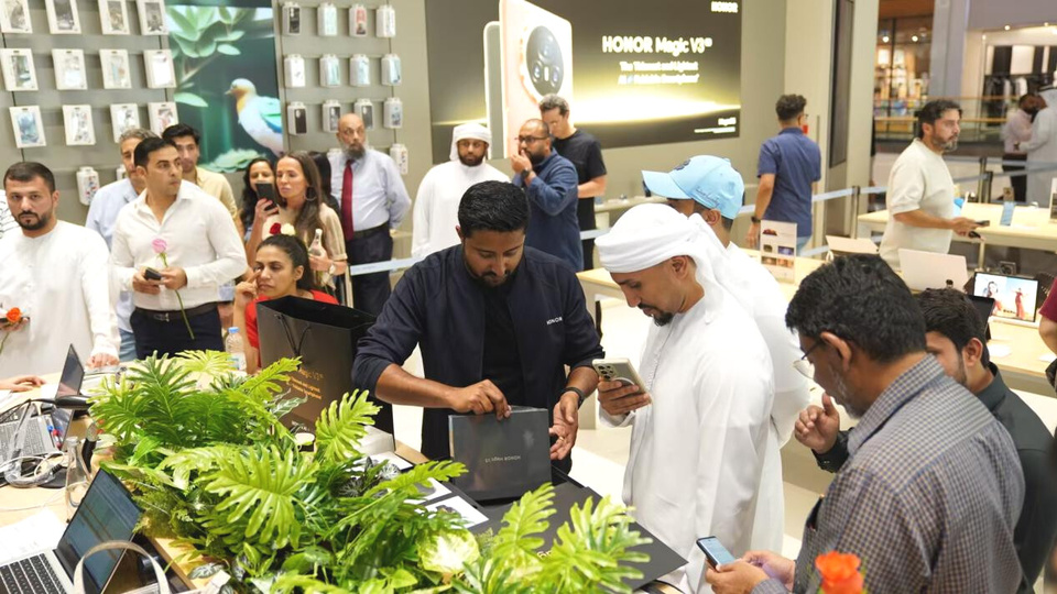 Local consumers buy Chinese smartphones at Dubai Festival City Mall in the United Arab Emirates (UAE). (Photo by Rajeesh Vilakkathil)