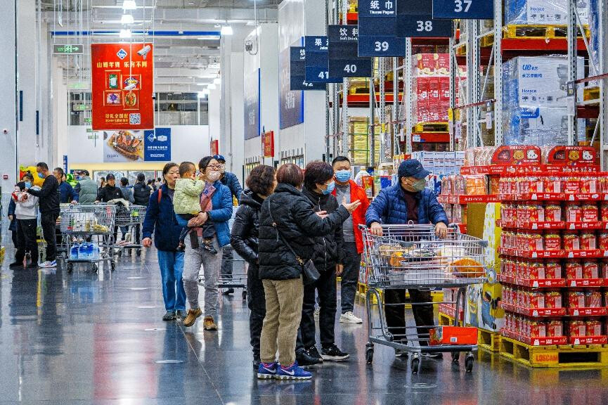 Citizens shop in a Sam's Club store in east China's Shanghai. (Photo by Wang Chu/People's Daily Online)