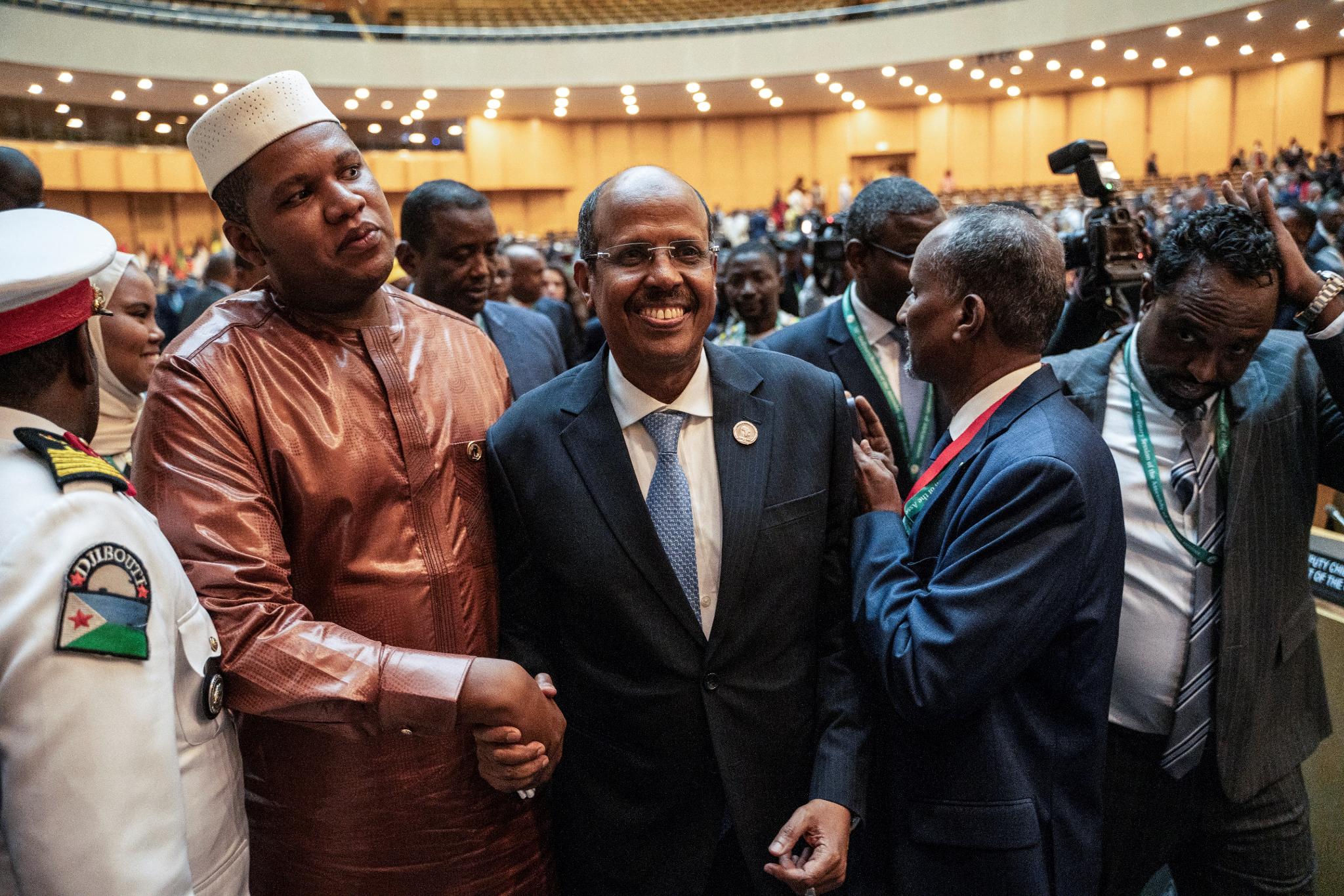 Le président nouvellement élu de la Commission de l'Union africaine, Mahmoud Ali Youssouf (au centre), à Addis-Abeba, le 15 février 2025. PHOTO : AFP