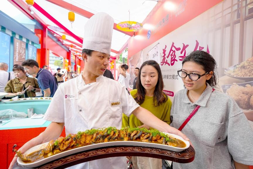 An eel festival is held in Fuqing, southeast China's Fujian province. (Photo by Xie Guiming/People's Daily Online)