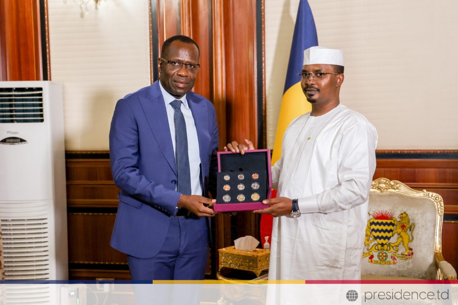 Tchad : Le Président Mahamat Déby Itno reçoit le Gouverneur de la BEAC pour la présentation des nouvelles pièces de monnaie