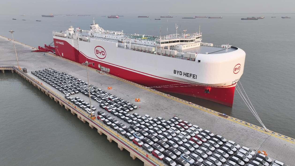 Vehicles are loaded onto the "BYD Hefei" cargo ship at the Haitong International Automotive Terminal in the Taicang port zone of Suzhou Port, east China's Jiangsu province. (Photo by Ji Haixin/People's Daily Online)