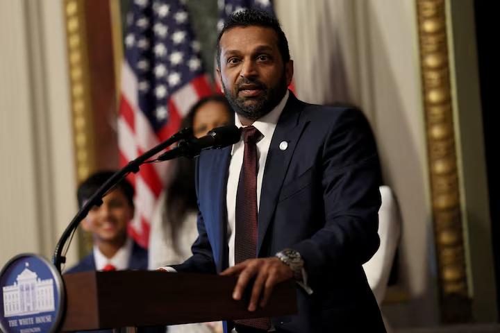 Kash Patel parle après avoir été assermenté en tant que directeur du FBI par le procureur général des États-Unis, Pam Bondi, le 21 février 2025. REUTERS/Leah Milis