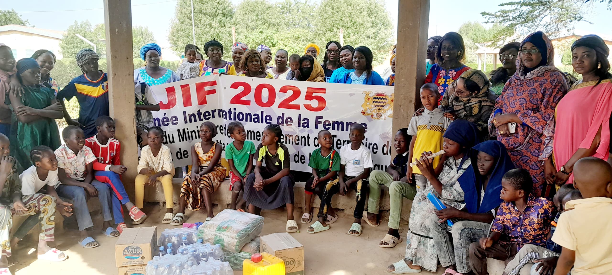 Tchad : Les femmes du ministère de l'Urbanisme soutiennent les orphelins lors de la JIF