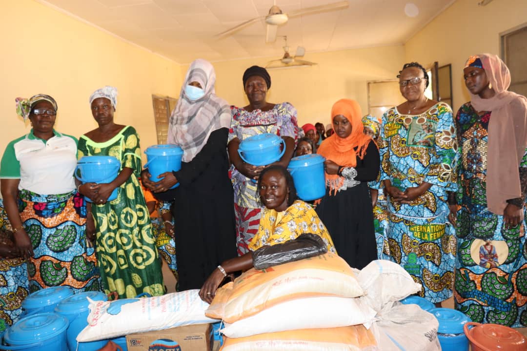 Tchad : Les femmes de l'APERFCOT apportent réconfort et solidarité aux prisonnières de Moundou