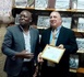 Tchad : l'ambassadeur des États-Unis offre une collection d'anciennes photographies du Tchad à la bibliothèque du CEFOD