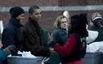 Obama distribue de la nourriture aux pauvres dans une église de Chicago.