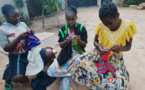 Tchad : Hawa, la soixantaine, transmet son savoir du tricot aux jeunes filles à Chagoua