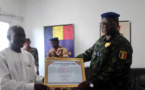 Tchad : des jeunes décernent une attestation honorifique au directeur de la gendarmerie