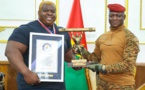 Burkina : le champion du monde de log lift présente son trophée au président Ibrahim Traore