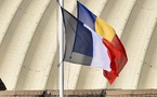 Les drapeaux du Tchad et de la France. Illustration © Ambassade de France à N'Djamena