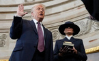 Donald Trump prête serment en tant que 47e président des États-Unis devant le juge en chef John Roberts alors que Melania Trump tient la Bible le 20 janvier 2025. Photo : MORRY GASH/AFP via Getty Images