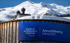 Un panneau indiquant le Forum économique mondial (WEF) est visible au Centre des congrès lors de la réunion annuelle du WEF dans la station alpine de Davos. Photo : FABRICE COFFRINI/AFP via Getty Images