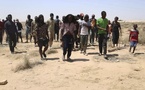 Des migrants originaires d'Afrique subsaharienne à la frontière tuniso-libyenne, en août 2023. © Yousef Murad / AP