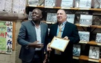 Tchad : l'ambassadeur des États-Unis offre une collection d'anciennes photographies du Tchad à la bibliothèque du CEFOD