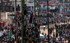 Une foule écoute les discours des membres du mouvement M23 lors d'un meeting, place de l'indépendance à Bukavu, le 27 février 2025. Photo : AFP