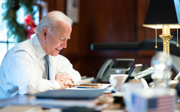 Biden met fin aux restrictions discriminatoires sur l’entrée aux États-Unis