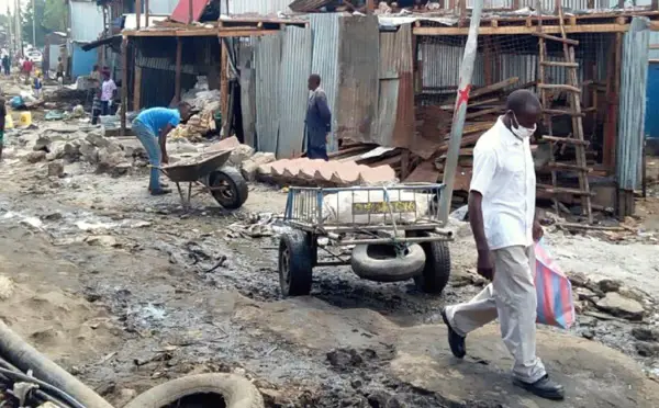 Mises à jour de Mukuru SPA ; Suppression en cours des structures d'habitation situées sur les routes par les résidents pour ouvrir la voie à la construction du réseau routier à Mukuru Kwa Reuben. Photo; KYCTV