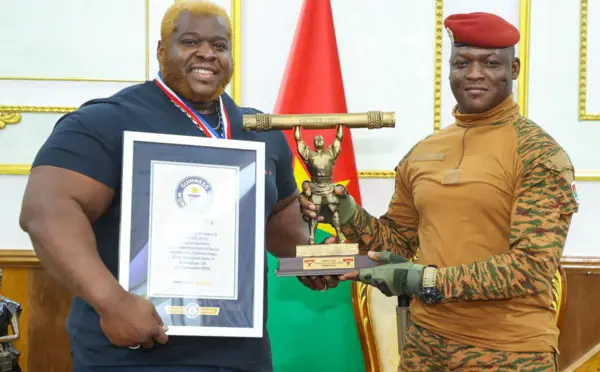 Burkina : le champion du monde de log lift présente son trophée au président Ibrahim Traore