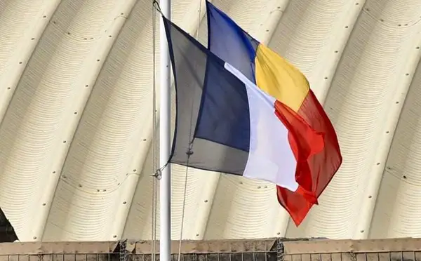 Les drapeaux du Tchad et de la France. Illustration © Ambassade de France à N'Djamena