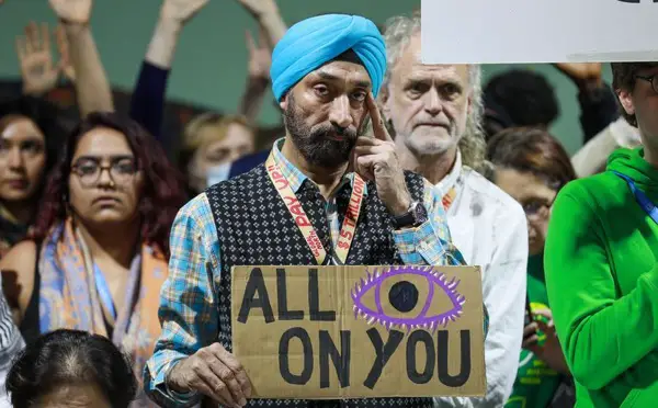 Un participant à la COP29 a envoyé un message aux dirigeants mondiaux alors qu’ils discutaient du changement climatique. Photo : enb.iisd.org