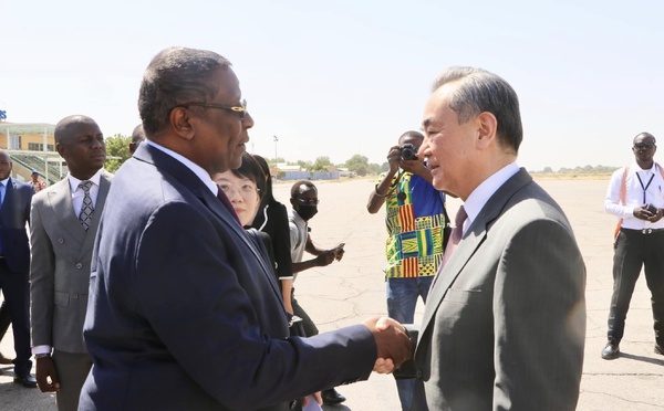 Tchad : visite du ministre chinois des Affaires étrangères