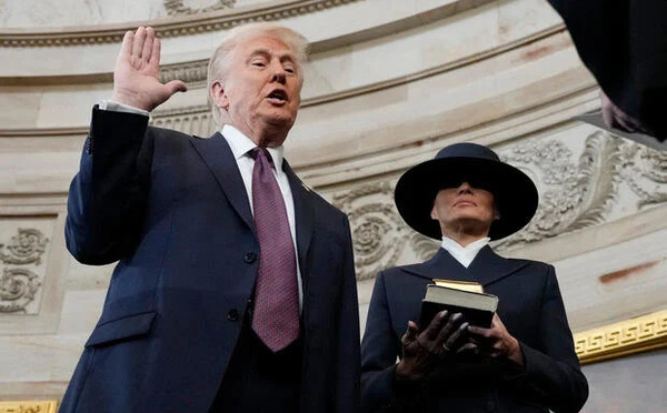 Donald Trump prête serment en tant que 47e président des États-Unis devant le juge en chef John Roberts alors que Melania Trump tient la Bible le 20 janvier 2025. Photo : MORRY GASH/AFP via Getty Images