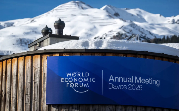 Un panneau indiquant le Forum économique mondial (WEF) est visible au Centre des congrès lors de la réunion annuelle du WEF dans la station alpine de Davos. Photo : FABRICE COFFRINI/AFP via Getty Images