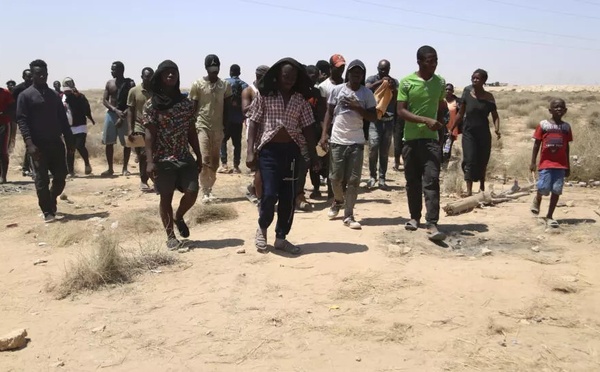 Des migrants originaires d'Afrique subsaharienne à la frontière tuniso-libyenne, en août 2023. © Yousef Murad / AP