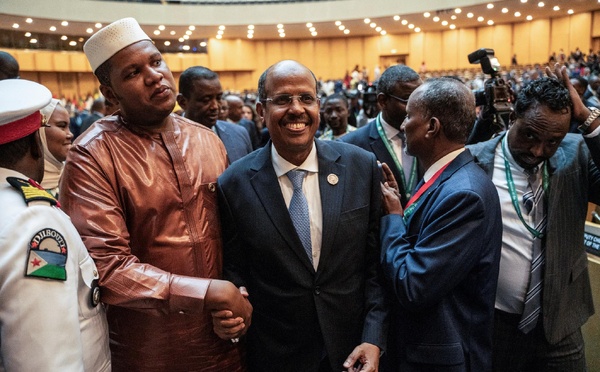 Le président nouvellement élu de la Commission de l'Union africaine, Mahmoud Ali Youssouf (au centre), à Addis-Abeba, le 15 février 2025. PHOTO : AFP