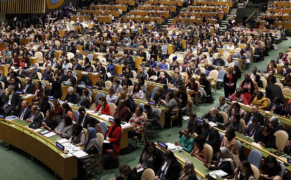 Vue panoramique de la salle de l'Assemblée générale des Nations Unies, où se dérouleront les événements de la CSW69. Photo : UN Photo/Manuel Elías