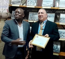 Tchad : l'ambassadeur des États-Unis offre une collection d'anciennes photographies du Tchad à la bibliothèque du CEFOD